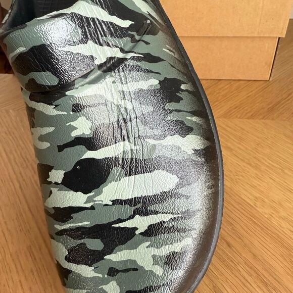 OOFOS OOCLOOG ‘Grey Camo’ Clog Comfort Sandal- Men 7- W 9 main image 6